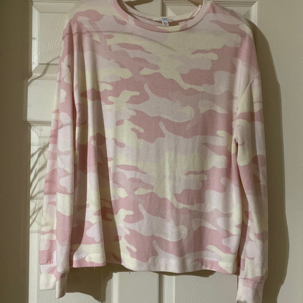 Women’s pink camo top. Size large